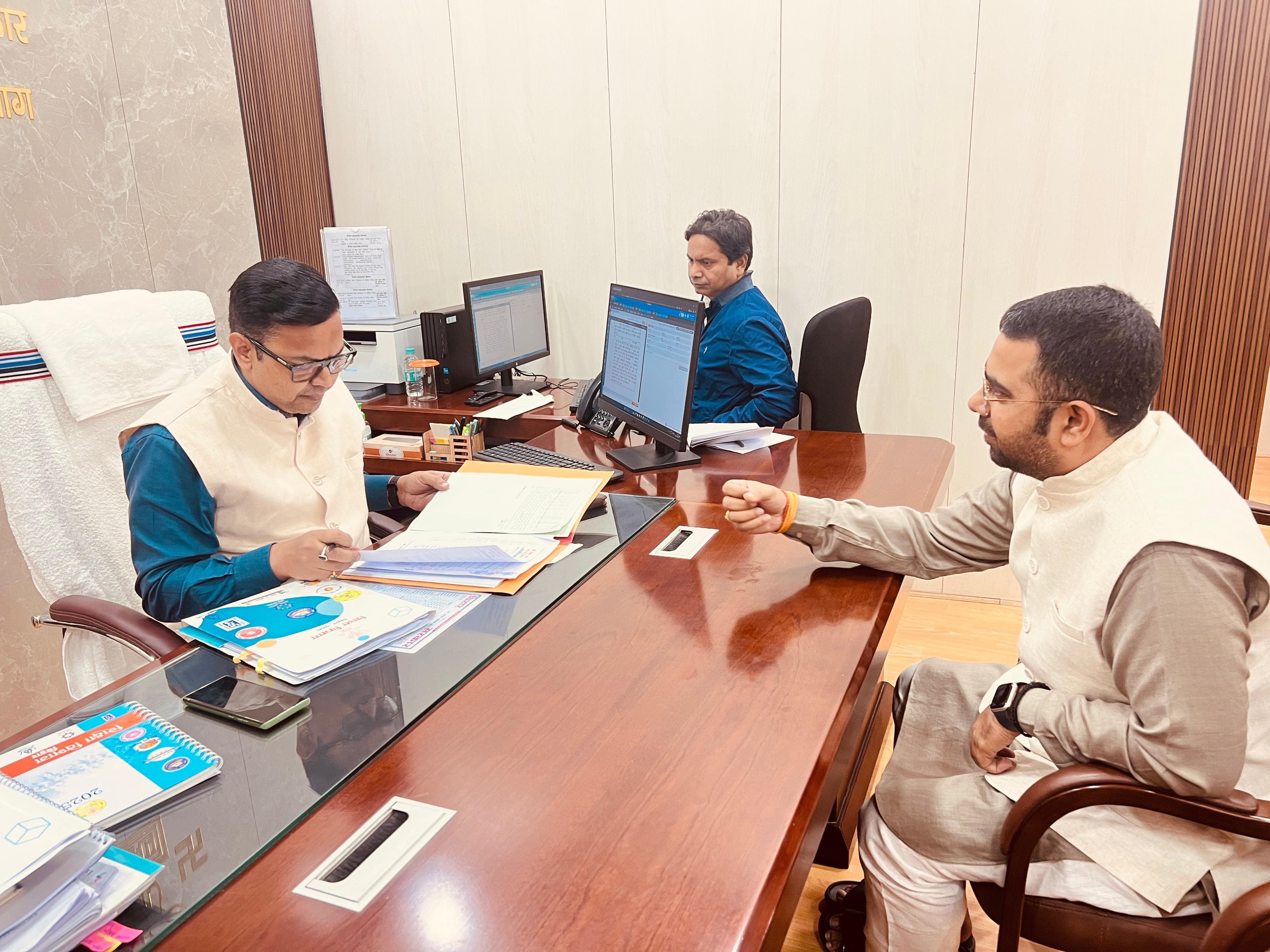 डॉ राहुल राज ने शिक्षकों के प्रोन्नति व जिला मे स्थानांतरण हेतु शिक्षा सचिव से की मुलाकात।